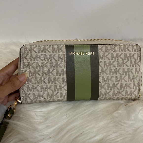 Michael Kors Jet Set Continental Wallet - Picture 14 of 16